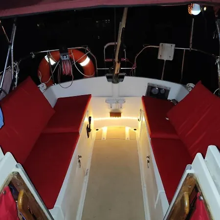 Precioso Barco Desconectar Botel Les Botigues de Sitges