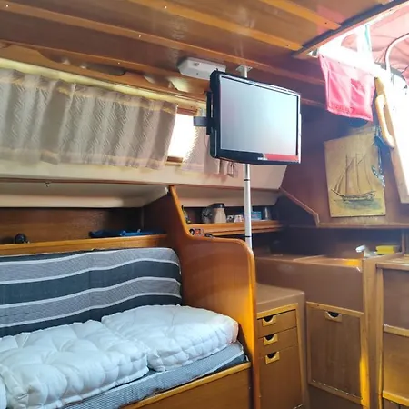 Precioso Barco Desconectar Botel